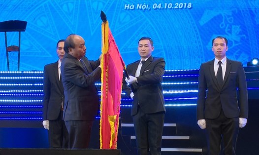 Thay mặt Đảng, Nhà nước Thủ tướng Chính phủ Nguyễn Xuân Phúc trao tặng Huân chương Lao động Hạng Nhất cho Bộ KHĐT. Ảnh: QP