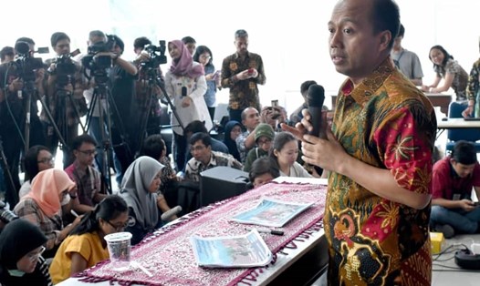 Ông Sutopo Purwo Nugroho cập nhật với phóng viên tin tức về trận động đất, sóng thần ở Sulawesi hôm 3.10. Ảnh: AFP/JIJI