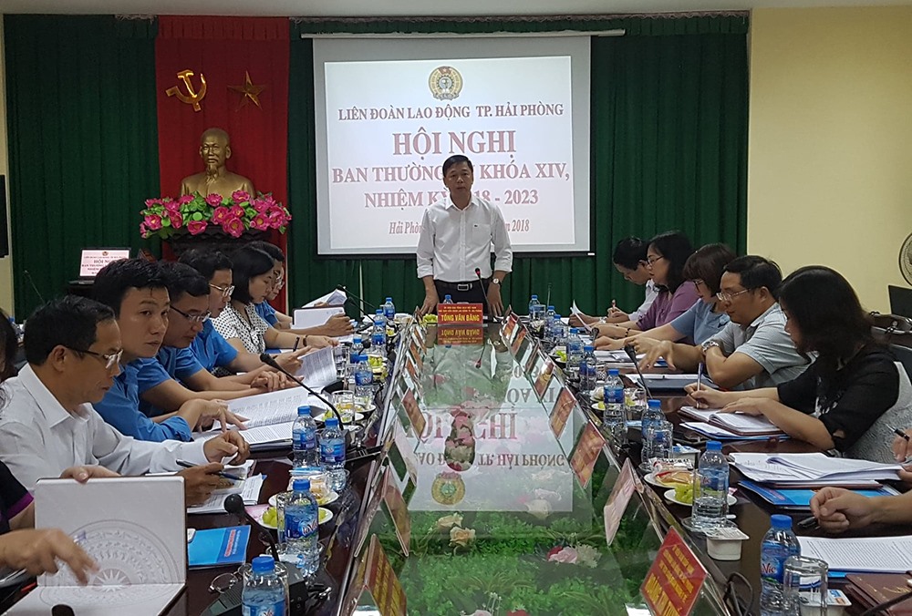 Ông Tống Văn Băng - Chủ tịch LĐLĐ Hải Phòng phát biểu tại hội nghị. Ảnh: PV.