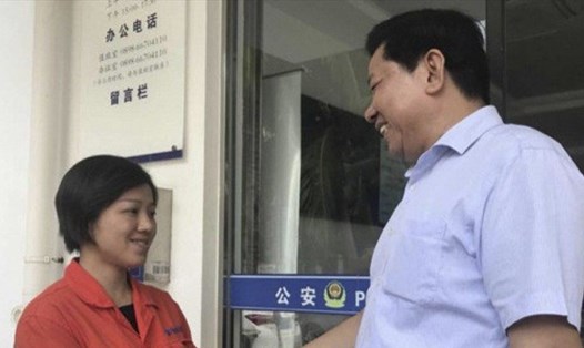 Doanh nhân Zhu cảm ơn cô Li Man vì trả lại tiền rơi. Ảnh: China News