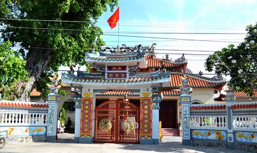 Di tích Mộ và đình Nguyễn Trung Trực nhìn từ bên ngoài. Ảnh: Lục Tùng