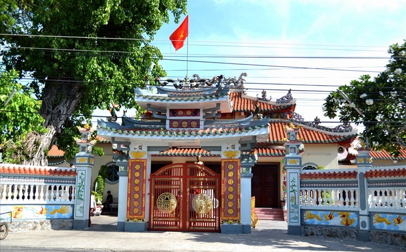 Di tích Mộ và đình Nguyễn Trung Trực nhìn từ bên ngoài. Ảnh: Lục Tùng