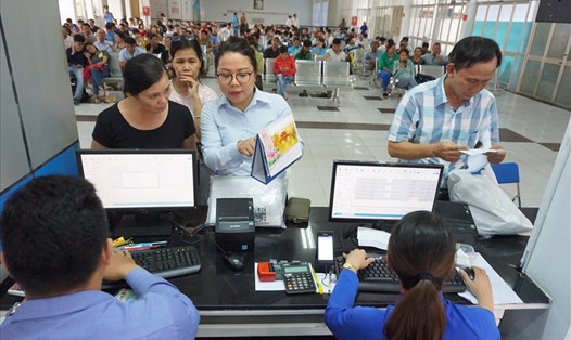 Hành khách mua vé tàu Tết 2019 ở ga Sài Gòn.  Ảnh: M.Q