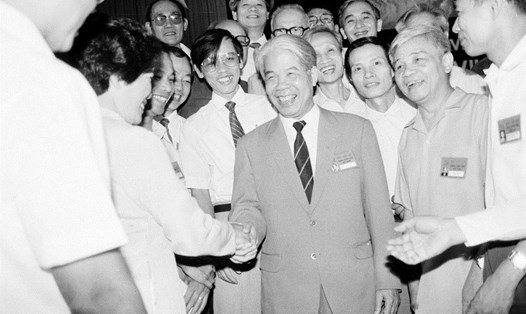 Tổng bí thư Đỗ Mười với các đại biểu dự Đại hội VII Đảng Cộng sản Việt Nam (tháng 6.1991). Ảnh: TTXVN. 