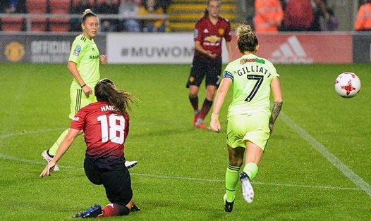 CĐV Man United có ý tưởng hài hước là muốn nữ cầu thủ Hanson (áo số 18) tăng cường cho đội nam.
