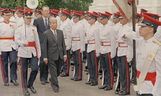 Thủ tướng Singapore Go Chok Tong và Tổng Bí thư Đỗ Mười duyệt đội danh dự Quân đội Singapore tại lễ đón, trong chuyến thăm chính thức Singapore, tháng 10.1993. Ảnh: TTXVN