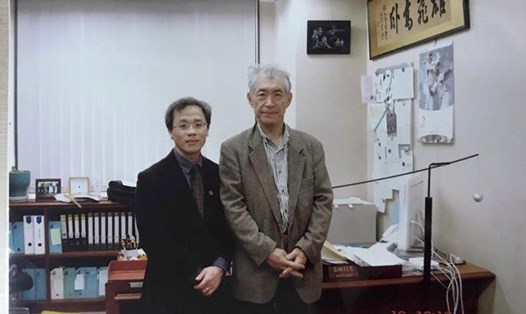 GS Tạ Thành Văn cùng thầy giáo- tác giả của phương pháp điều trị ung thư đạt giải Nobel 2018- GS Tasuku Honjo. Ảnh: NVCC