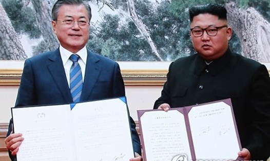 Nhà lãnh đạo Kim Jong-un và Tổng thống Moon Jae-in ký tuyên bố chung trong hội nghị thượng đỉnh liên Triều lần 3. Ảnh: Yonhap