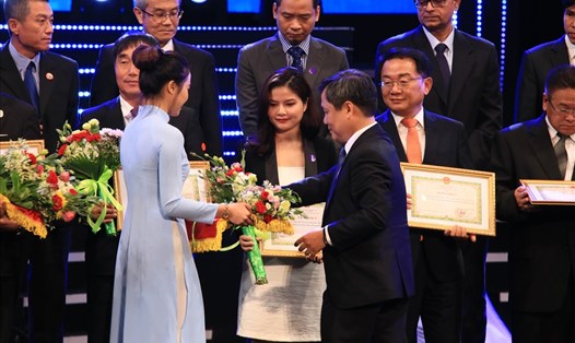 Bộ trưởng Bộ Kế hoạch và Đầu tư trao bằng khen cho đại diện Nestlé Việt Nam.