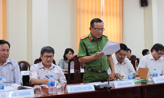 Đại tá Phạm Hữu Châu - Phó GĐ Công an tỉnh Long An - thông tin vụ việc với báo chí.