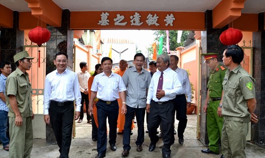 Đoàn công tác Quân dân chính đảng tỉnh Kiên Giang viếng di tích mộ nhà thơ yêu nước Huỳnh Mẫn Đạt. Ảnh: Lục Tùng