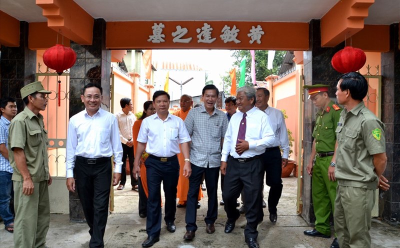 Đoàn công tác Quân dân chính đảng tỉnh Kiên Giang viếng di tích mộ nhà thơ yêu nước Huỳnh Mẫn Đạt. Ảnh: Lục Tùng