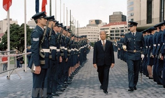 Hình ảnh về lễ đón Tổng Bí thư Đỗ Mười trong chuyến thăm chính thức New Zealand (tháng 7.1995). Ảnh: TTXVN. 