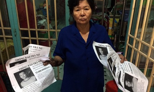 Một người dân ở Đồng Nai bị công ty đòi nợ thuê “khủng bố tinh thần” bằng việc dán tờ rơi bêu tên khắp khu phố nơi sinh sống. Ảnh: NN