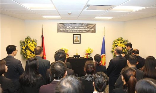 Cán bộ, nhân viên Phái đoàn Đại diện Thường trực Việt Nam tại Liên Hợp Quốc viếng nguyên Tổng Bí thư Đỗ Mười. Ảnh: TTXVN