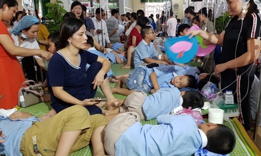 Học sinh được đưa vào cấp cứu tại Bệnh viện Sản - Nhi Ninh Bình vào chiều ngày 5.10. Ảnh: NT