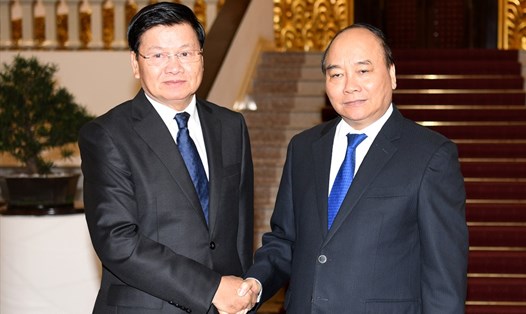 Thủ tướng Nguyễn Xuân Phúc tiếp Thủ tướng CHDCND Lào Thongloun Sisoulith. Ảnh: VGP. 