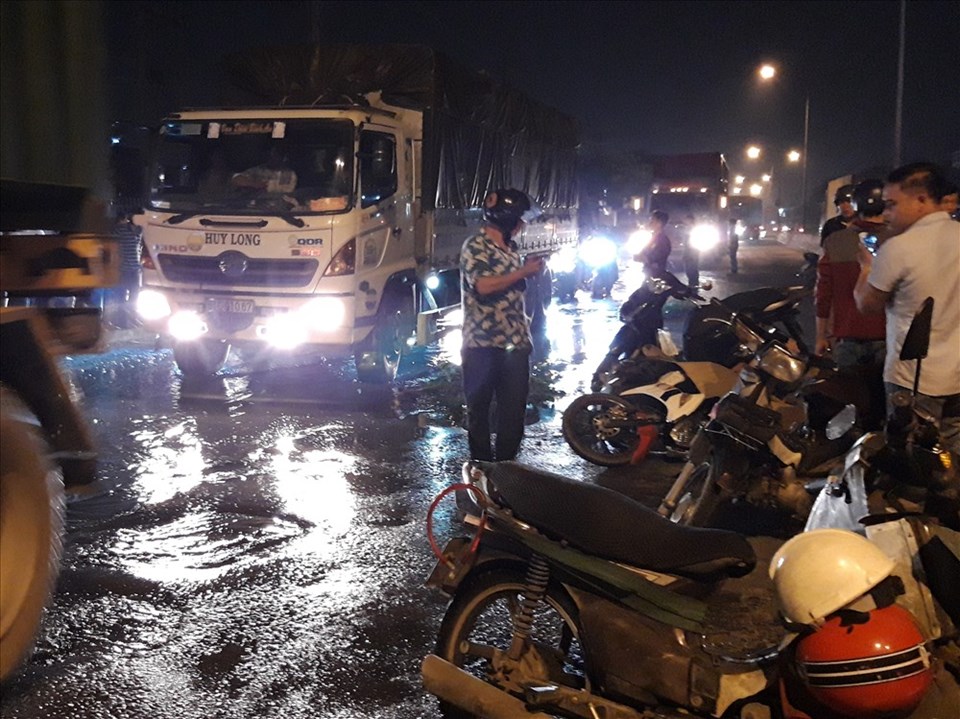 Hiện trường vụ tai nạn nam thanh niên sụp "ổ gà" bị xe container cán tử vong. Hiện trường vụ tai nạn nam thanh niên sụp "ổ gà" bị xe container cán tử vong.