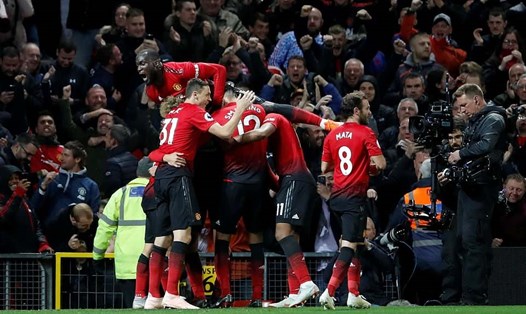 Niềm vui của các cầu thủ và CĐV Man United khi chiến thắng chỉ đến ở những phút cuối. Ảnh: Reuters