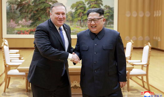 Ngoại trưởng Mỹ Mike Pompeo gặp hội đàm với Chủ tịch Triều Tiên Kim Jong-un hồi tháng 7 - Ảnh: Yonhap