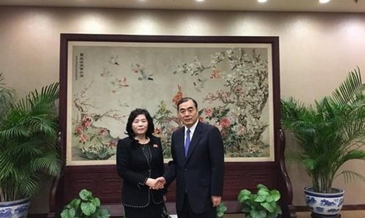 Thứ trưởng Ngoại giao Triều Tiên Choe Son-hui (trái) và người đồng cấp Trung Quốc Khổng Huyễn Hựu - Ảnh: Yonhap