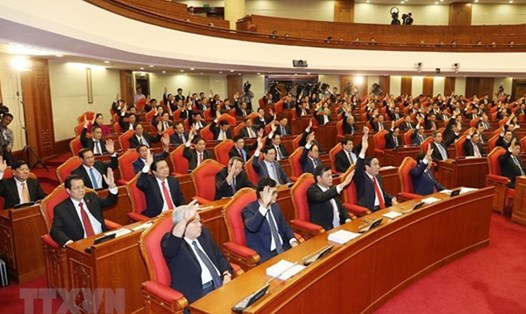 Trung ương biểu quyết thông qua Nghị quyết Hội nghị lần thứ 8 BCH T.Ư Đảng khóa XII. Ảnh: VGP