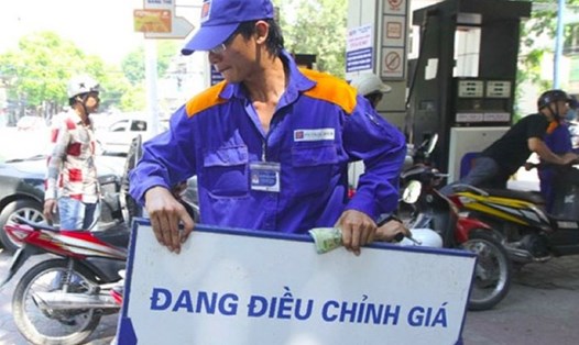 Giá xăng dầu thế giới tăng bắt buộc giá bán trong nước cũng phải điều chỉnh tăng. Ảnh: P.V