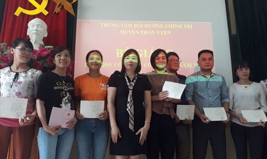 Đồng chí Hoàng Thị Luyến – Chủ tịch LĐLĐ huyện Than Uyên trao giấy chứng nhận cho các học viên đạt loại giỏi.