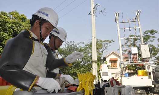Việc đấu nối trạm biến áp Kim Quan 7 được thực hiện trực tiếp trên đường dây 22kV đang mang điện. Ảnh: Huyền Trang