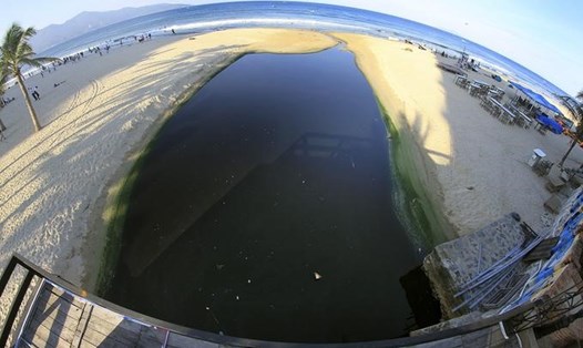 Nước thải đen ngòm gây ô nhiễm bãi biển tại Đà Nẵng (ảnh: Nguyễn Đông/Vnexpress.net)