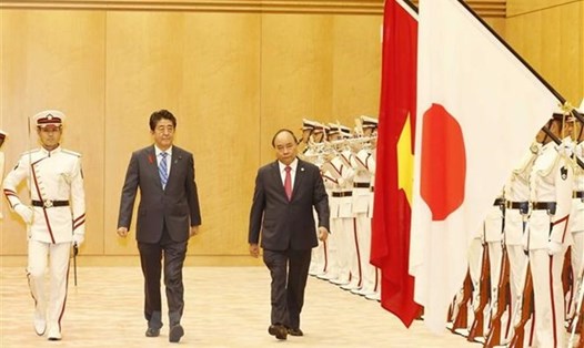 Thủ tướng Shinzo Abe chủ trì lễ đón chính thức Thủ tướng Nguyễn Xuân Phúc ngày 8.10.2018. Ảnh: TTXVN