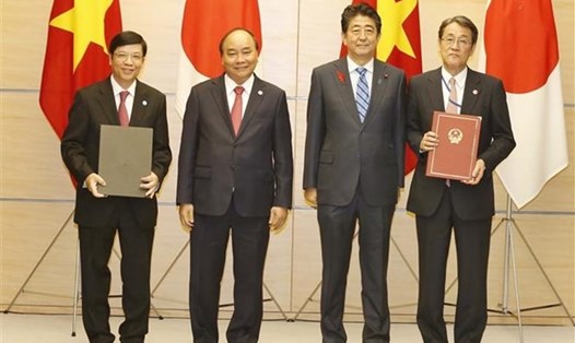 Thủ tướng Nguyễn Xuân Phúc và Thủ tướng Nhật Bản Shinzo Abe chứng kiến lễ ký Bản ghi nhớ về hợp tác trong lĩnh vực chính sách biển và đại dương giữa Bộ Tài nguyên và Môi trường Việt Nam và Văn phòng Nội các Nhật Bản. Ảnh: TTXVN