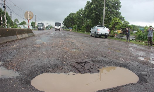 Quốc lộ 1 qua Bình Định bị hư hỏng nặng chỉ sau 3 ngày mưa.