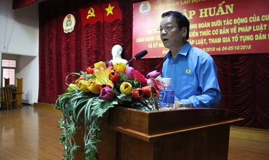 Ông Nguyễn Xuân Phối - Chủ tịch LĐLĐ tỉnh báo cáo nhanh kết quả Đại hội XII Công đoàn Việt Nam, nhiệm kỳ 2018 – 2023.