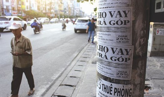 Không chỉ trên mạng, những lời mời chào cho vay tiêu dùng còn dán nhan nhản trên phố ở Hà Nội và TPHCM.Ảnh: Thành Hoa
