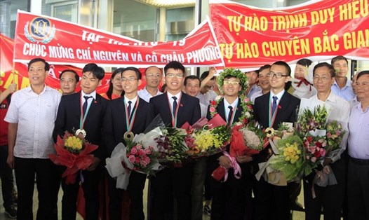 Hai đoàn Olympic Hóa học và Vật lý năm 2018 được chào đón nồng nhiệt khi trở về sân bay Nội Bài. Ảnh: N.HÀ