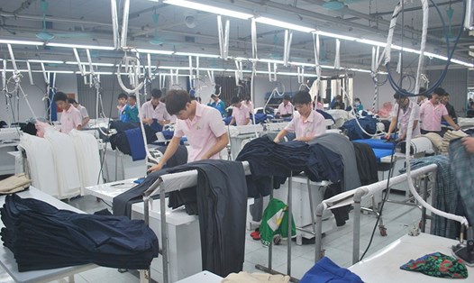 Công nhân Cty TNHH Geu - Li (huyện Vụ Bản, Nam Định) trong giờ sản xuất. Ảnh: THỌ XUÂN