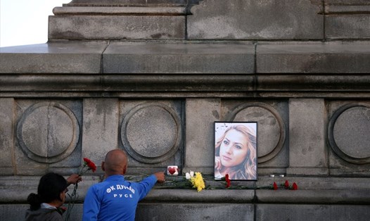 Tưởng nhớ nhà báo Viktoria Marinova ở thành phố Ruse, Bulgaria. Ảnh: Reuters