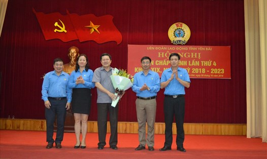 Các đồng chí lãnh đạo LĐLĐ tỉnh Yên Bái tặng hoa chúc mừng đồng chí Vương Văn Bằng (thứ 3, từ trái sang). Ảnh: T.X
