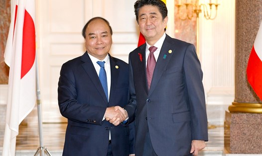 Thủ tướng Nhật Bản Shinzo Abe đón Thủ tướng Nguyễn Xuân Phúc dự Hội nghị Cấp cao hợp tác Mekong-Nhật Bản. Ảnh: VGP