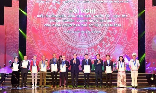Trưởng ban Tuyên giáo Trung ương Võ Văn Thưởng và Bí thư Thành ủy Hà Nội Hoàng Trung Hải trao danh hiệu Công dân Thủ đô ưu tú năm 2018 cho 10 cá nhân.