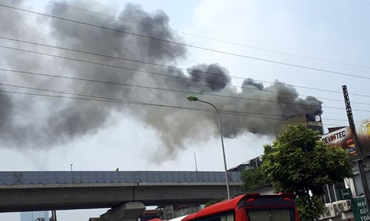 Đang cháy lớn trên phố Hào Nam (phường Ô Chợ Dừa, quận Đống Đa, Hà Nội). Ảnh Trần Vương.
