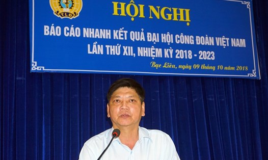 Phó Chủ tịch thường trực LĐLĐ Bạc Liêu Huỳnh Nguyễn Trúc Linh báo cáo nhanh kết quả Đại hội XII Công đoàn Việt Nam (ảnh Nhật Hồ).