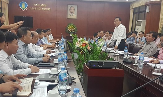 Bộ trưởng Bộ NNPTNT Nguyễn Xuân Cường triệu tập 12 tập đoàn chăn nuôi lớn họp khẩn bàn cách bình ổn giá lợn hơi. Ảnh: Kh.V