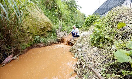 Người dân chịu cảnh ô nhiễm từ nước thải của chợ nông sản Đà Lạt.