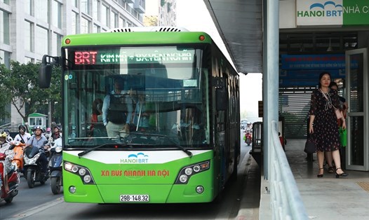 Hoạt động của tuyến buýt BRT qua trạm Khuất Duy Tiến, Thanh Xuân, Hà Nội. Ảnh: HẢI NGUYỄN