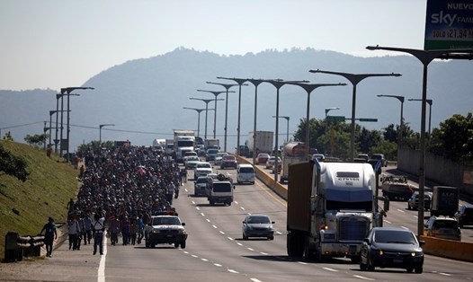 Đoàn người di dân đang tiến về biên giới Mỹ-Mexico ngày 31.10. Ảnh: Reuters
