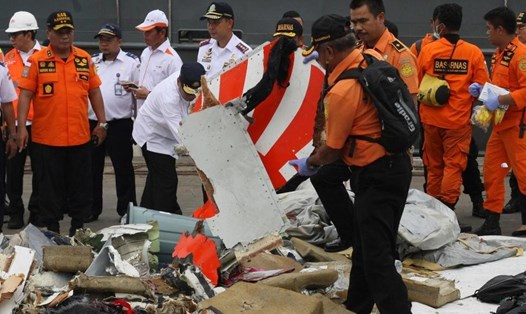 Các mảnh vỡ máy bay Lion Air gặp nạn. Ảnh: Reuters