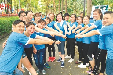 Cán bộ công nhân viên Cty CP XNK Bình Tây: "Nào chúng ta cùng quyết tâm chạy đủ số vòng công viên".