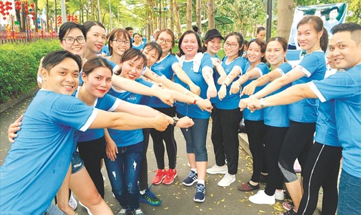 Cán bộ công nhân viên Cty CP XNK Bình Tây: "Nào chúng ta cùng quyết tâm chạy đủ số vòng công viên".